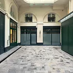 Spacious Parisian Flat Louvre Steps Eiffel Tower Access
